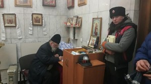 Наши волонтеры и о. Александр Авдюгин
