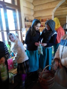 Дети поздравили пожилых людей