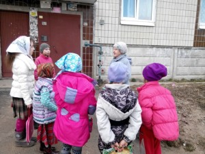 Дети поздравили пожилых людей