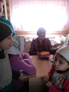 Дети поздравили пожилых людей